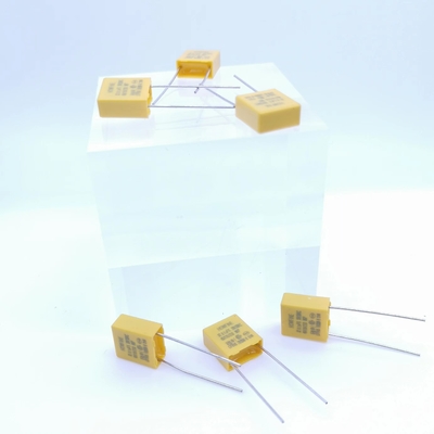 抵抗および容量性圧力救助のコンデンサー0.1UF 310V P7.5MM黄色い色